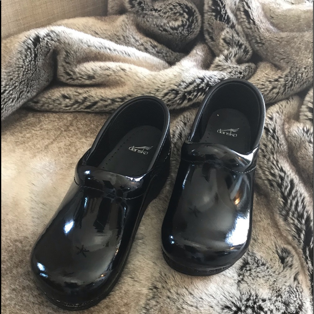 Girl’s Dansko Patent Leather Clogs Sz 31 US 12.5